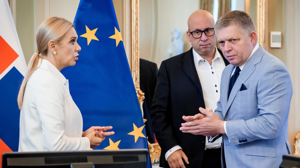 Robert Fico s ministerkou hospodárstva Denisou Sakovou, za nimi minister dopravy Jozef Ráž.