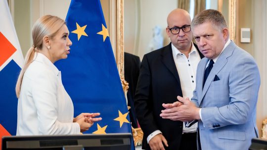 Robert Fico s ministerkou hospodárstva Denisou Sakovou, za nimi minister dopravy Jozef Ráž.