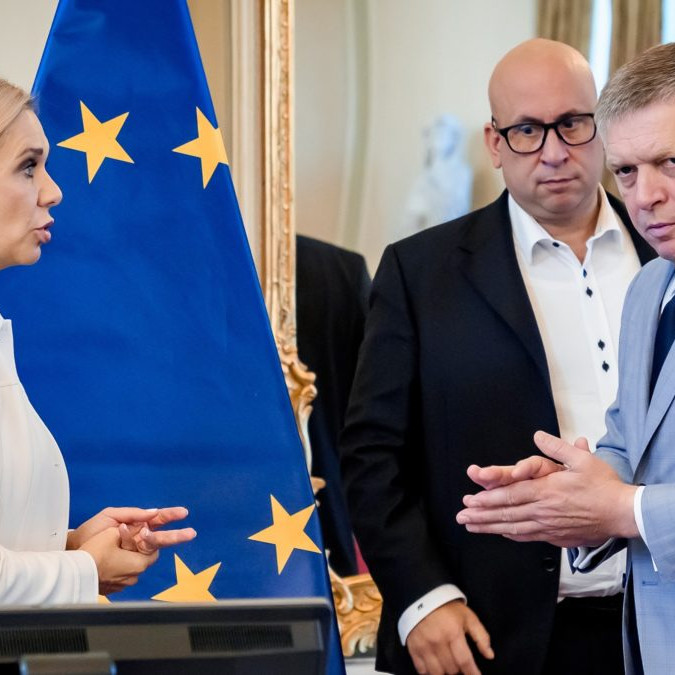 Robert Fico s ministerkou hospodárstva Denisou Sakovou, za nimi minister dopravy Jozef Ráž.