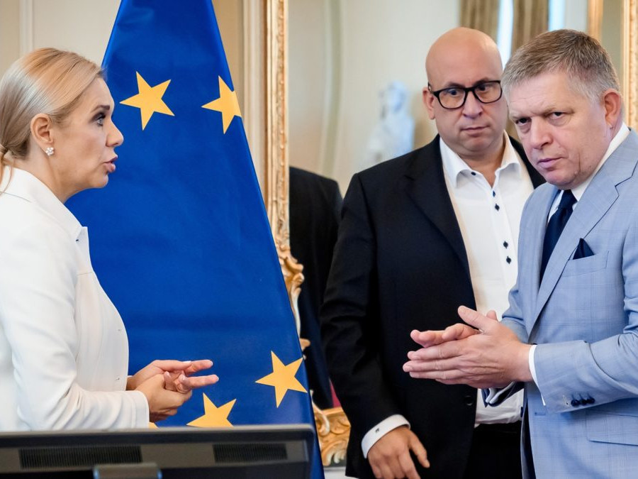 Robert Fico s ministerkou hospodárstva Denisou Sakovou, za nimi minister dopravy Jozef Ráž.