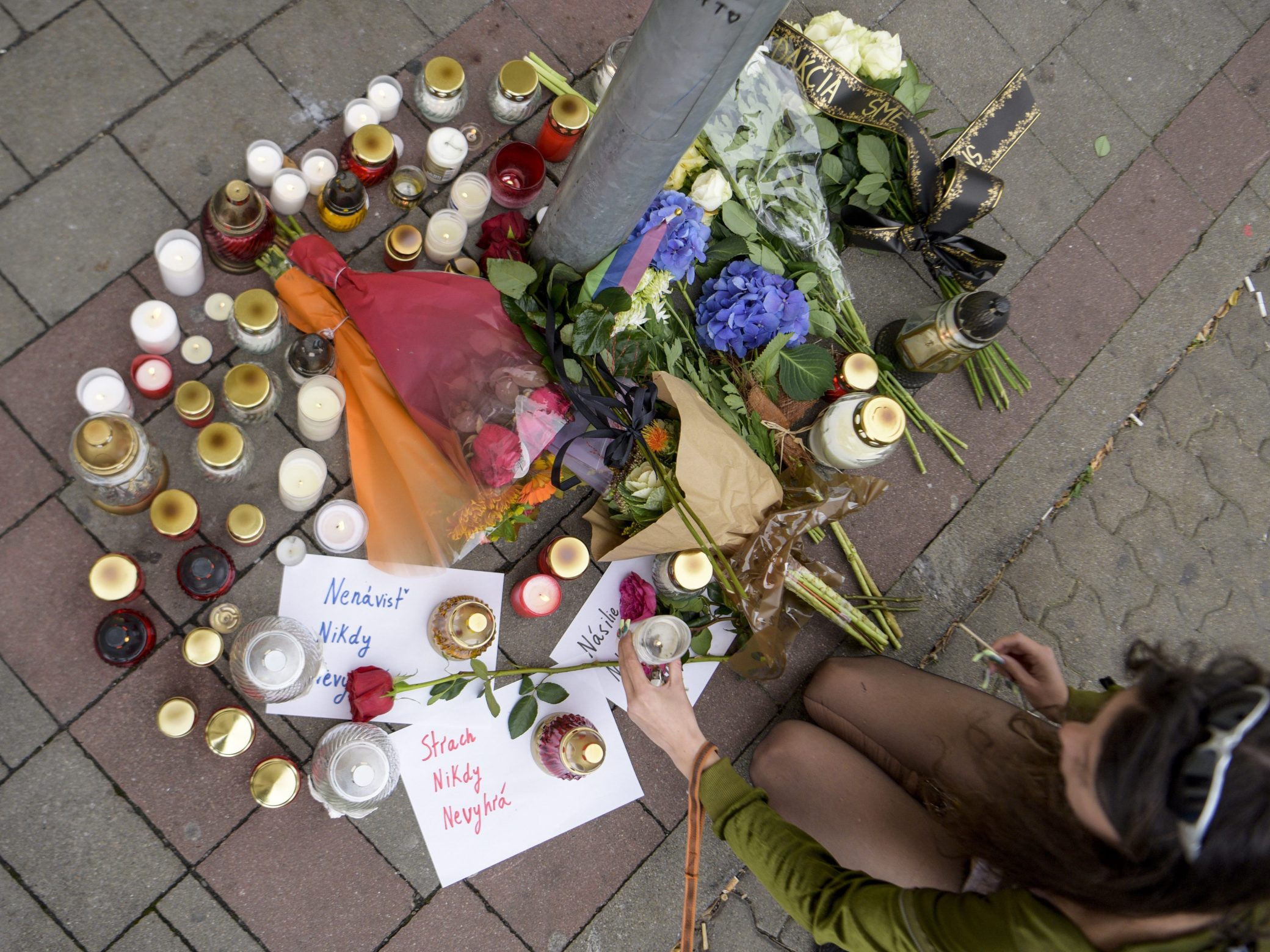 Sviečky a kvety položené pri mieste útoku na Zámockej ulici v októbri 2022.