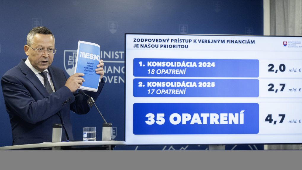 Minister financií SR Ladislav Kamenický (Smer-SD) počas predstavovania konsolidačného balíku.