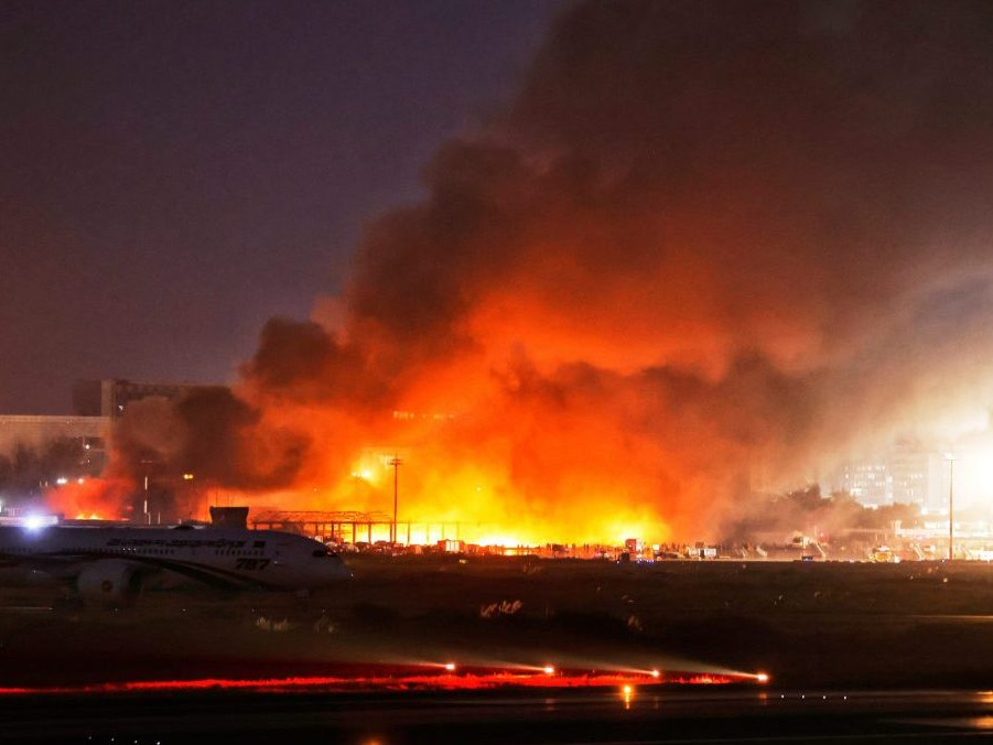 Požiar nákladného terminálu letiska v Bangladéši.