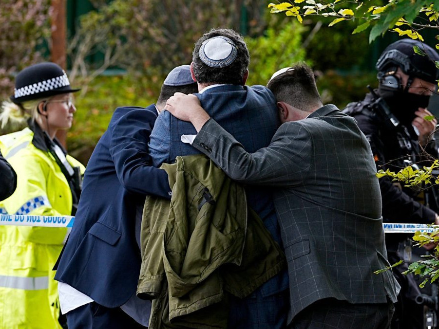 Členovia židovskej komunity smútia po útoku nožom v synagóge v Manchestri.