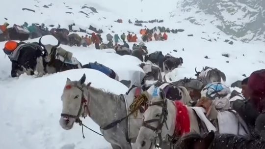 turisti a šerpovia pod Everestom