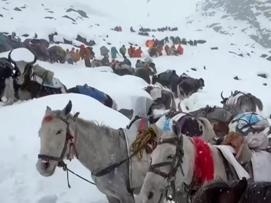 turisti a šerpovia pod Everestom