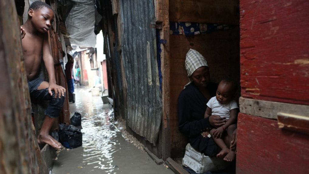Ã„Â½udia v zaplavenom ÃƒÂºtulku pre rodiny vysÃƒÂ­dlenÃƒÂ© gangovÃƒÂ½m nÃƒÂ¡silÃƒÂ­m v Port-au-Prince na Haiti.