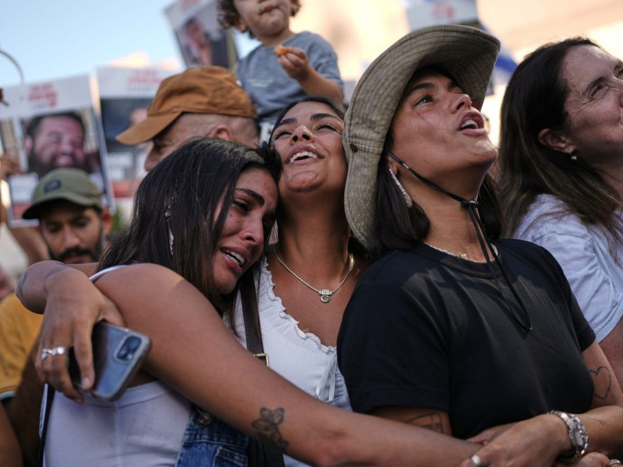 Ľudia sledujú priamy prenos prepustenia izraelských rukojemníkov zo zajatia Hamasu