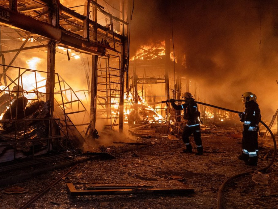 Požiar, ktorý spôsobil vzdušný útok Ruska v ukrajinskom Charkove.