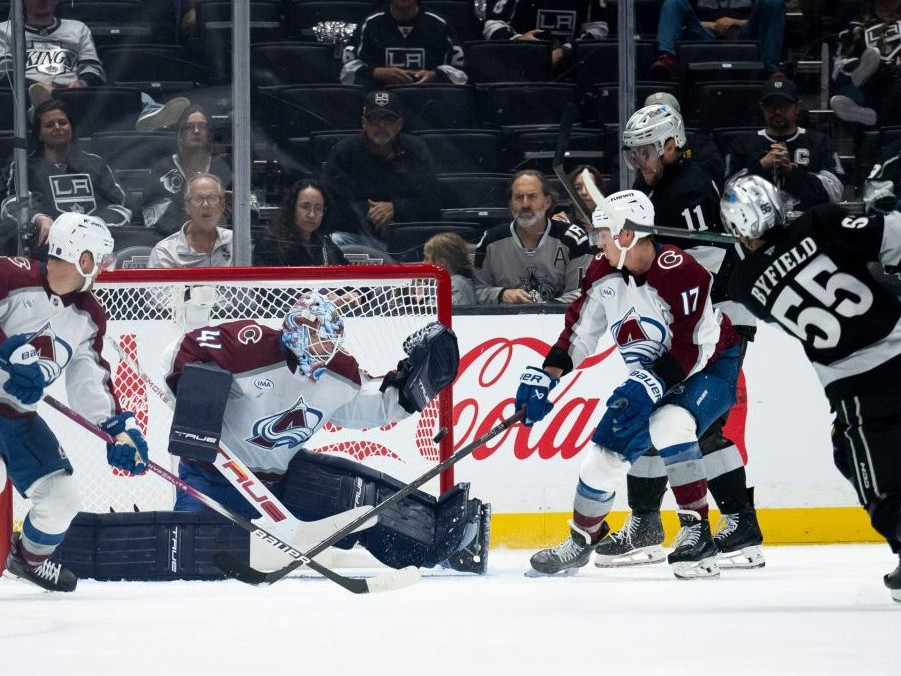 Na snímke hokejisti Colorada a Los Angeles.