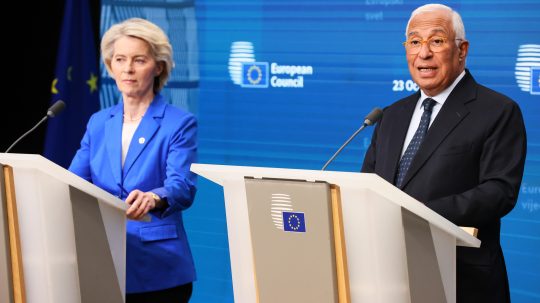 Na snímke sú predsedníčka Európskej komisie Ursula von der Leyen a predseda európskej rady António Costa.