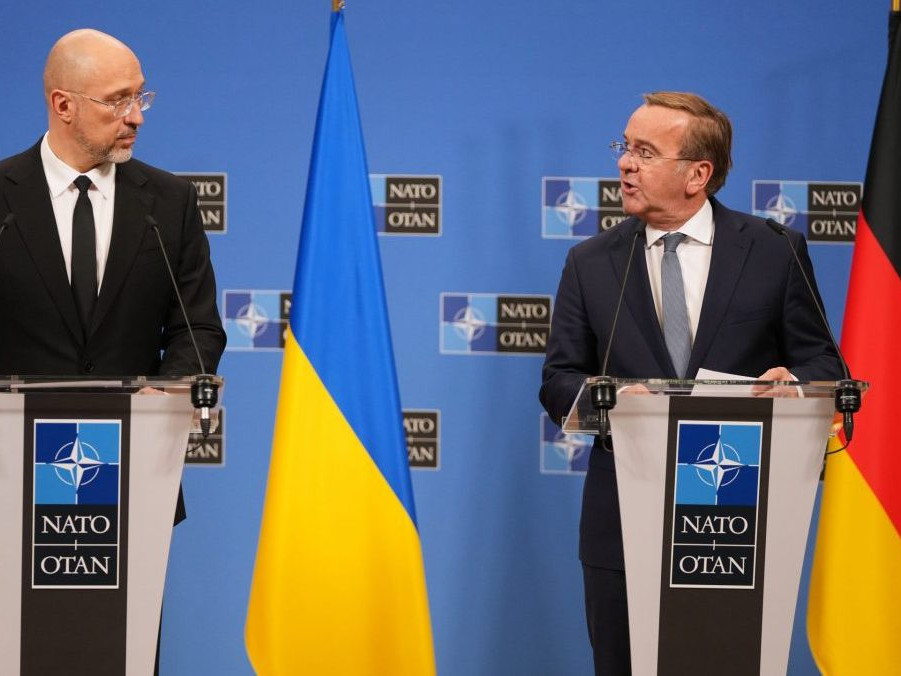 Na snímke ukrajinský minister obrany Denys Šmyhaľ a jeho nemecký náprotivok Boris Pistorius.