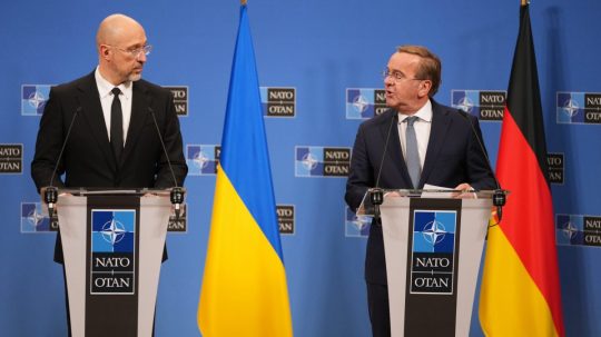 Na snímke ukrajinský minister obrany Denys Šmyhaľ a jeho nemecký náprotivok Boris Pistorius.
