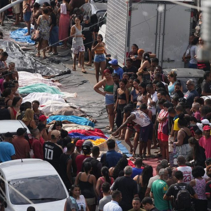 Na snímke obyvatelia po policajnom zásahu.