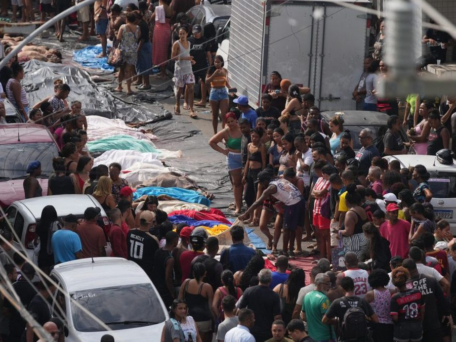 Na snímke obyvatelia po policajnom zásahu.