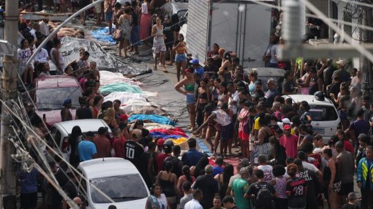 Na snímke obyvatelia po policajnom zásahu.