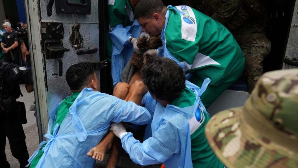 Na snímke odvážajú zranených v Riu.