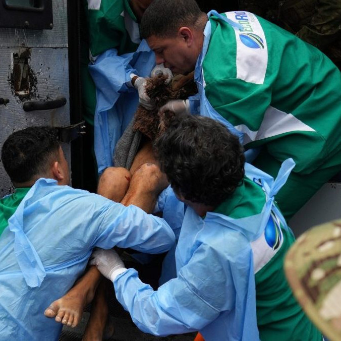 Na snímke odvážajú zranených v Riu.