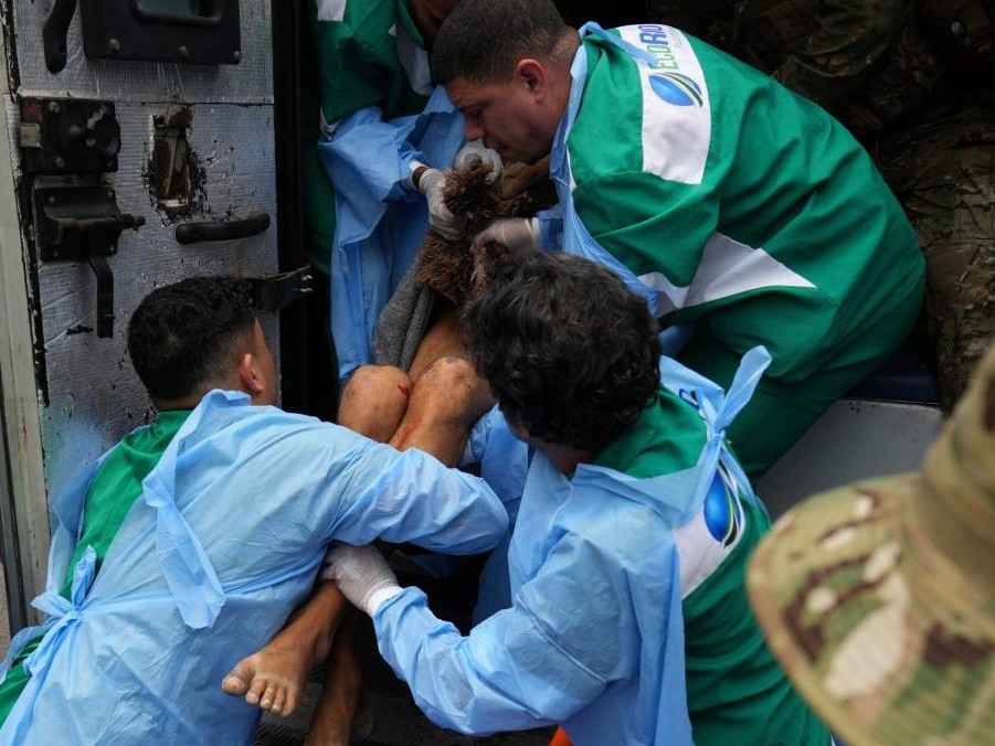 Na snímke odvážajú zranených v Riu.