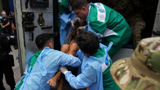 Na snímke odvážajú zranených v Riu.