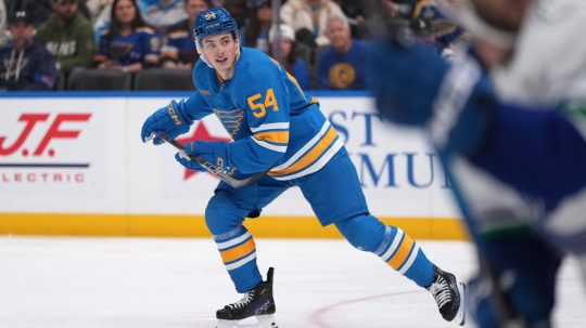 Slovenský hokejista Dalibor Dvorský v drese St. Louisu Blues.