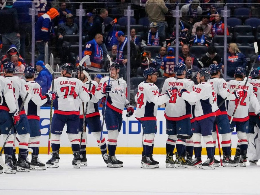 Na snímke hokejisti Washingtonu.