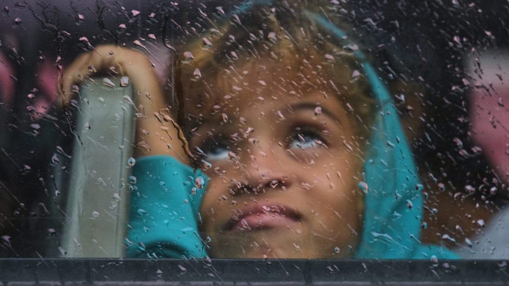 DievÃÂa sa pozerá z okna autobusu poÃÂas evakuácie pred prÃÂchodom hurikánu Melissa v Canizo.