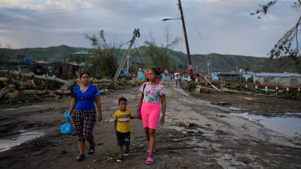 Obyvatelia kráčajú po hurikáne Melissa v kubánskom meste El Cobre.