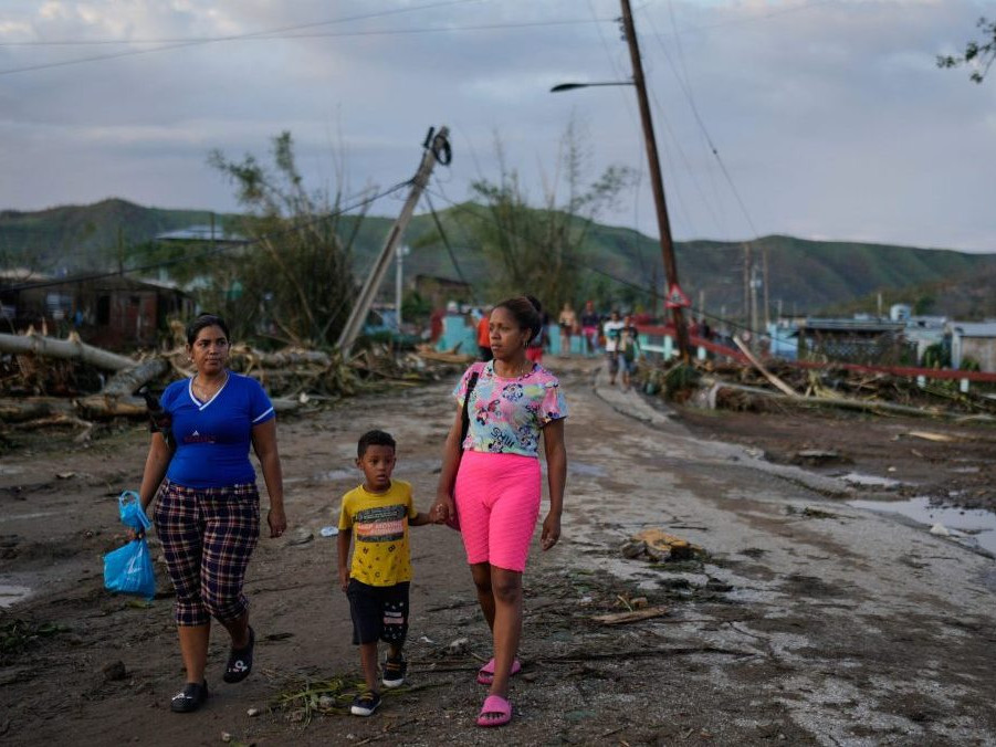 Obyvatelia kráčajú po hurikáne Melissa v kubánskom meste El Cobre.