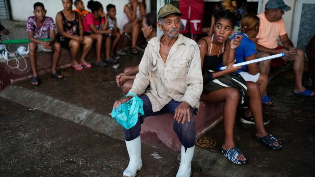 Ľudia čakajú na nabitie elektrických spotrebičov v El Cobre na Kube.