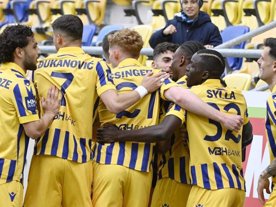 Na archívnej snímke futbalisti Dunajskej Stredy.