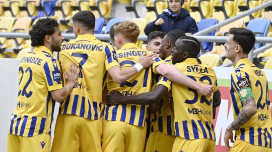 Na archívnej snímke futbalisti Dunajskej Stredy.