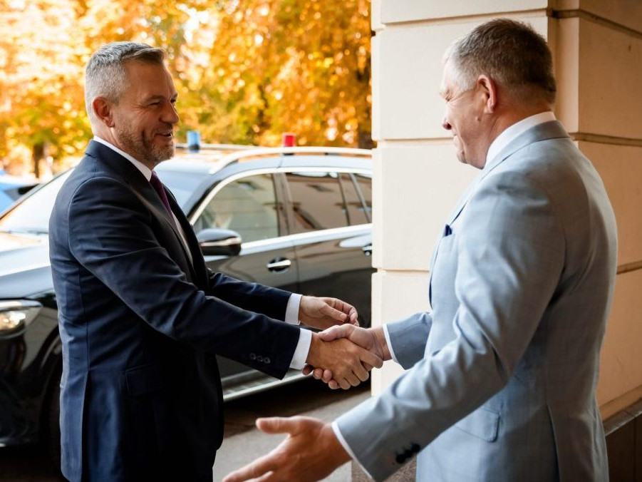 Peter Pellegini sa stretol s Robertom Ficom.