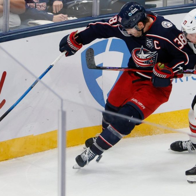 Šimon Nemec a hráč Columbusu Blue Jackets Boone Jenner bojujú o puk.
