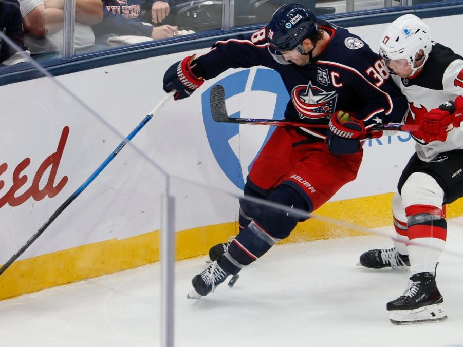 Šimon Nemec a hráč Columbusu Blue Jackets Boone Jenner bojujú o puk.