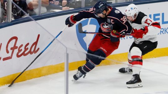 Šimon Nemec a hráč Columbusu Blue Jackets Boone Jenner bojujú o puk.