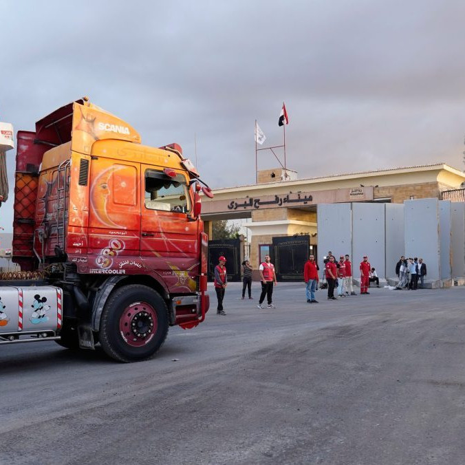 Na snímke kamión s humanitárnou pomocou na priechode Rafah.