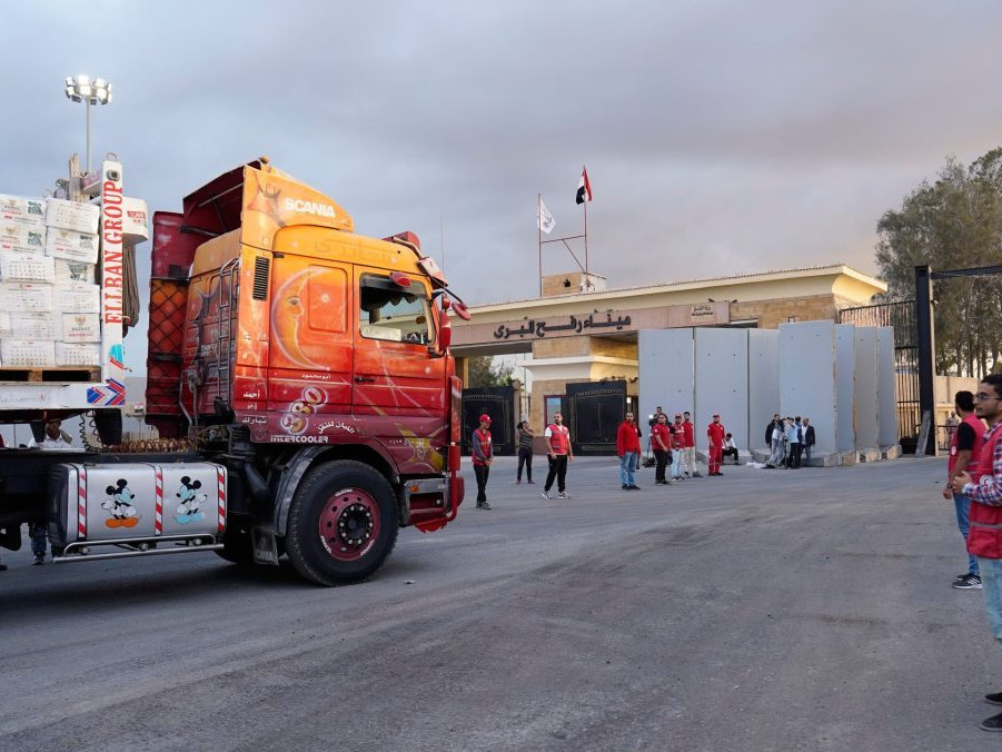Na snímke kamión s humanitárnou pomocou na priechode Rafah.