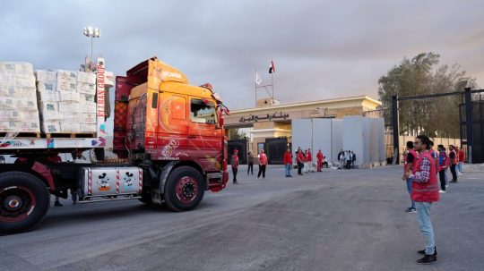 Na snímke kamión s humanitárnou pomocou na priechode Rafah.