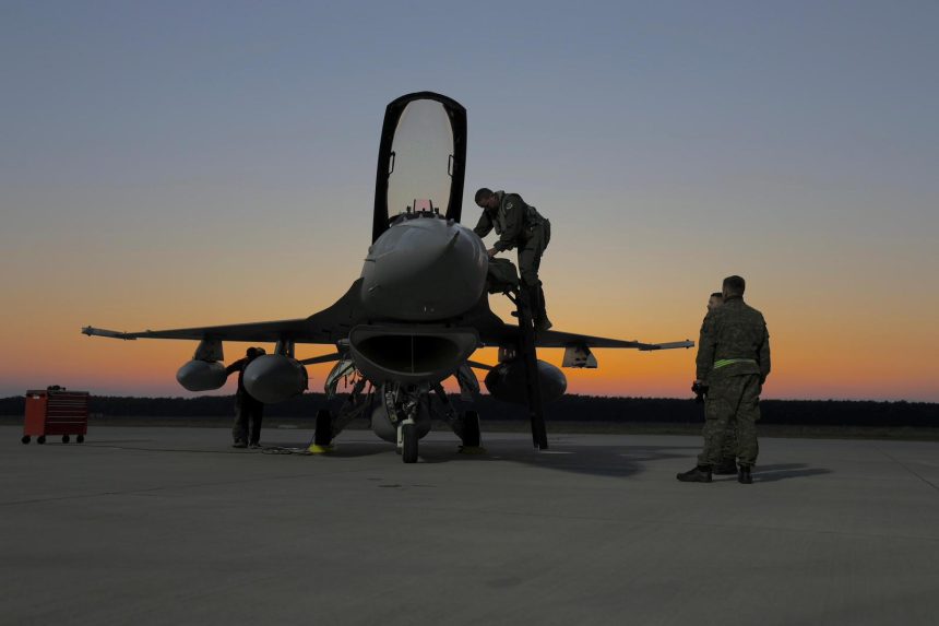 Na snímke stíhačka F-16 na letisku v Kuchyni.