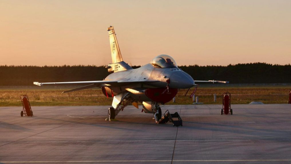 Na snímke stíhačka F-16 na letisku v Kuchyni.