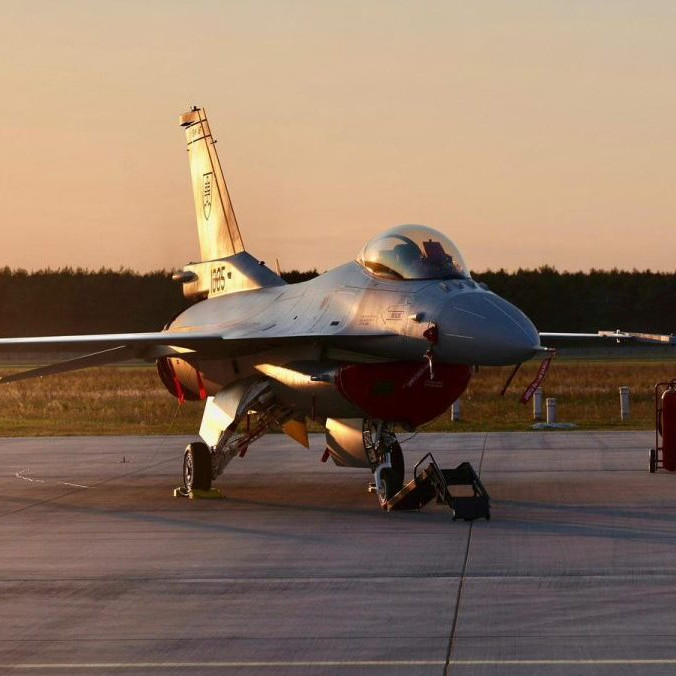 Na snímke stíhačka F-16 na letisku v Kuchyni.
