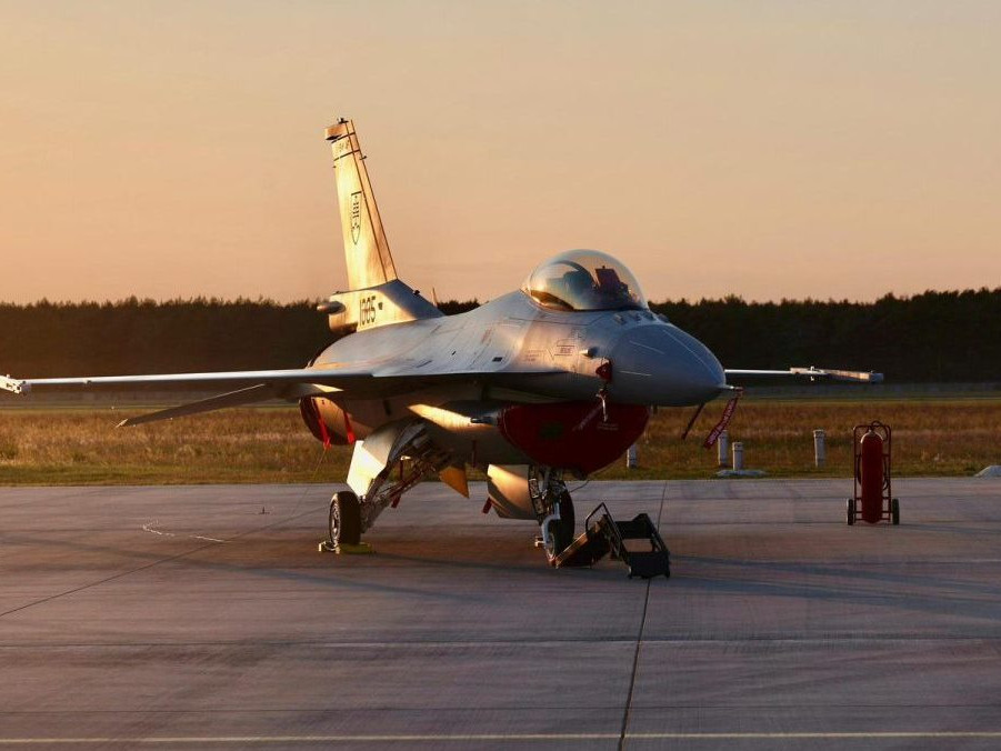 Na snímke stíhačka F-16 na letisku v Kuchyni.