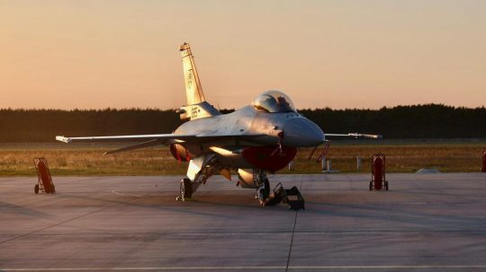 Na snímke stíhačka F-16 na letisku v Kuchyni.