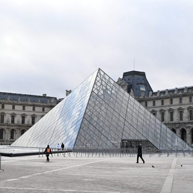 Na snímke Louvre.