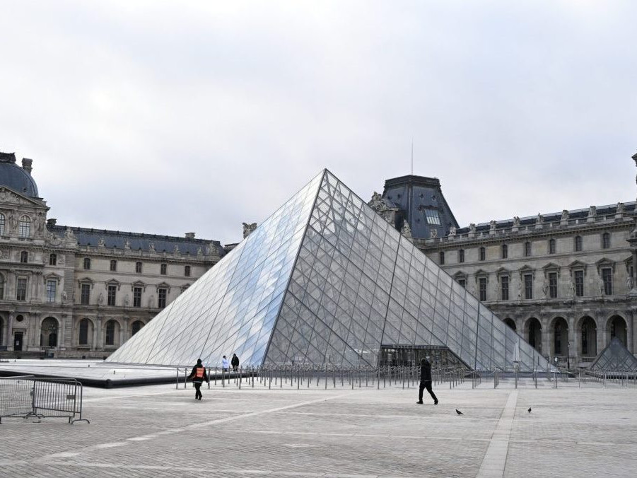 Na snímke Louvre.