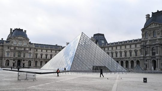 Na snímke Louvre.
