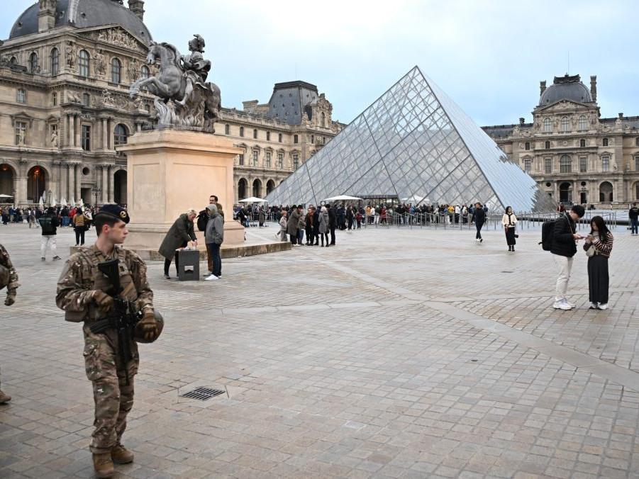 Lúpež v Louvri: Zlodeji spôsobili škodu v desiatkach miliónov eur. Odhad nezahŕňa historickú hodnotu šperkov