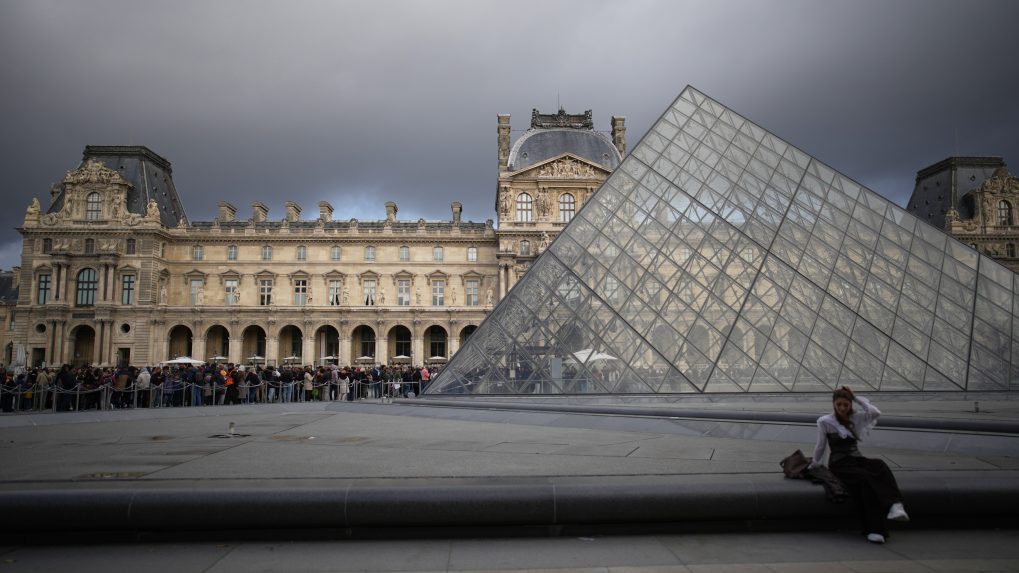 Dvojica mužov zadržaných za vlámanie do múzea Louvre čiastočne priznala vinu, povedala prokurátorka
