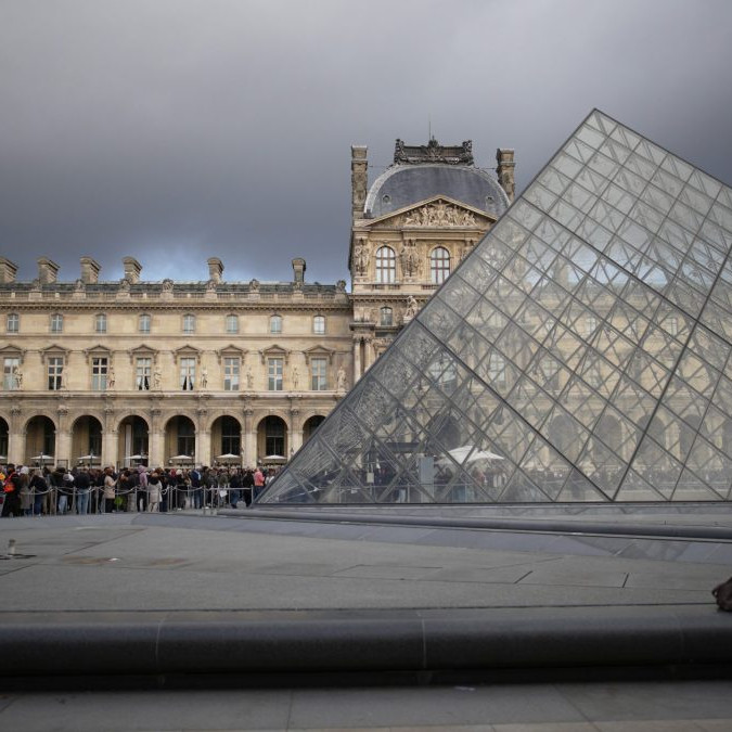 Dvojica mužov zadržaných za vlámanie do múzea Louvre čiastočne priznala vinu, povedala prokurátorka